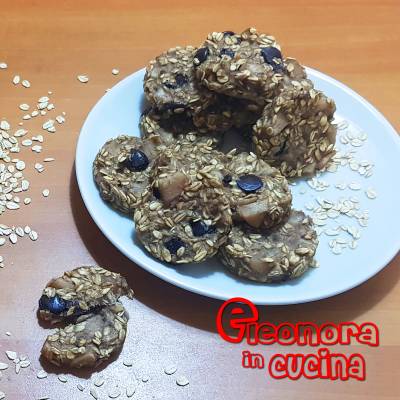 BISCOTTI ALL'AVENA CON PERA E CIOCCOLATO ricetta facilissima di Eleonora in Cucina - Eventi Salento