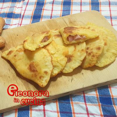 CALZONI DI PATATE IN PADELLA ripieni di prosciutto la ricetta di Eleonora in Cucina - Eventi Salento